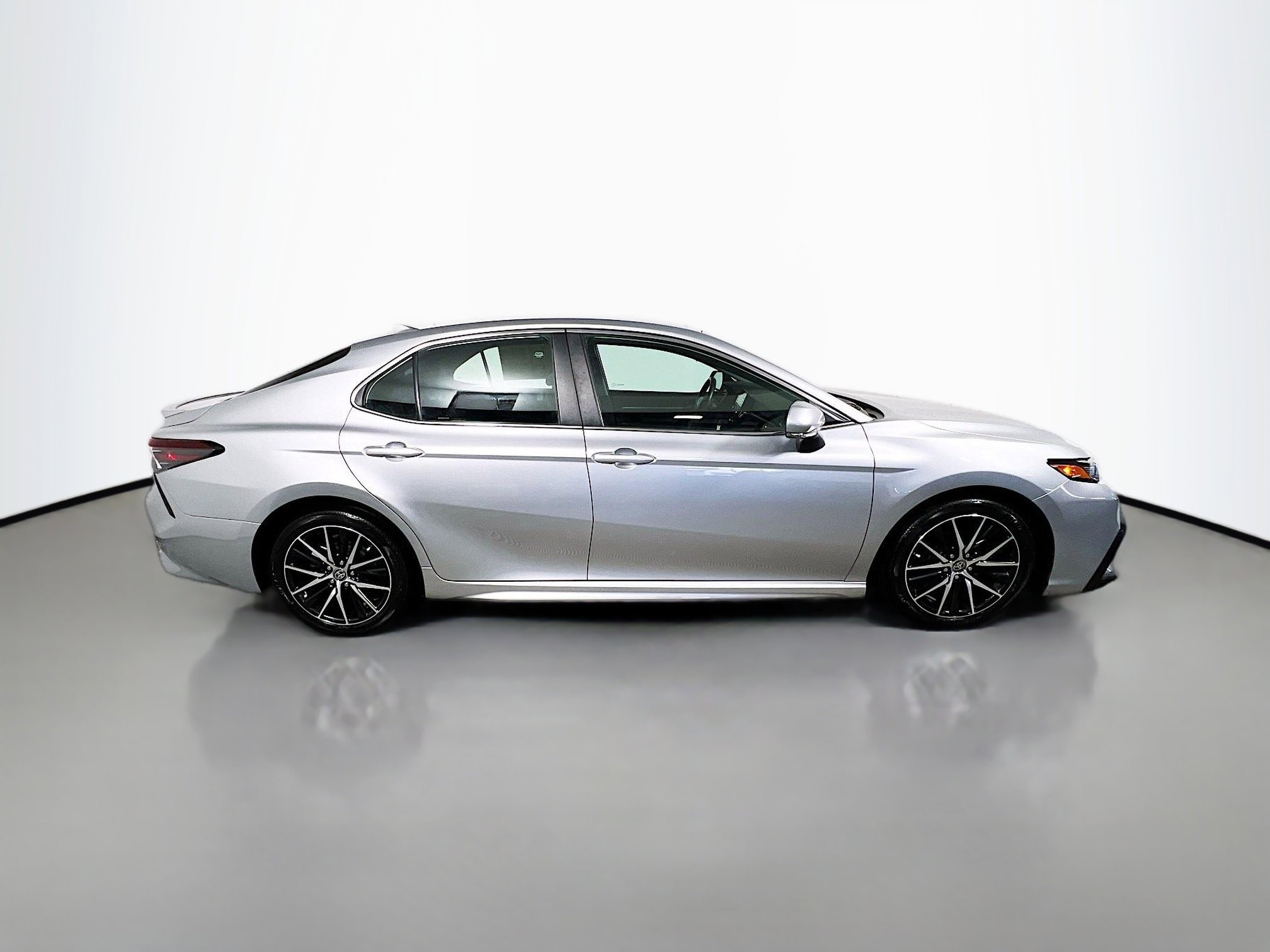 Used 2023 Toyota Camry SE image 3