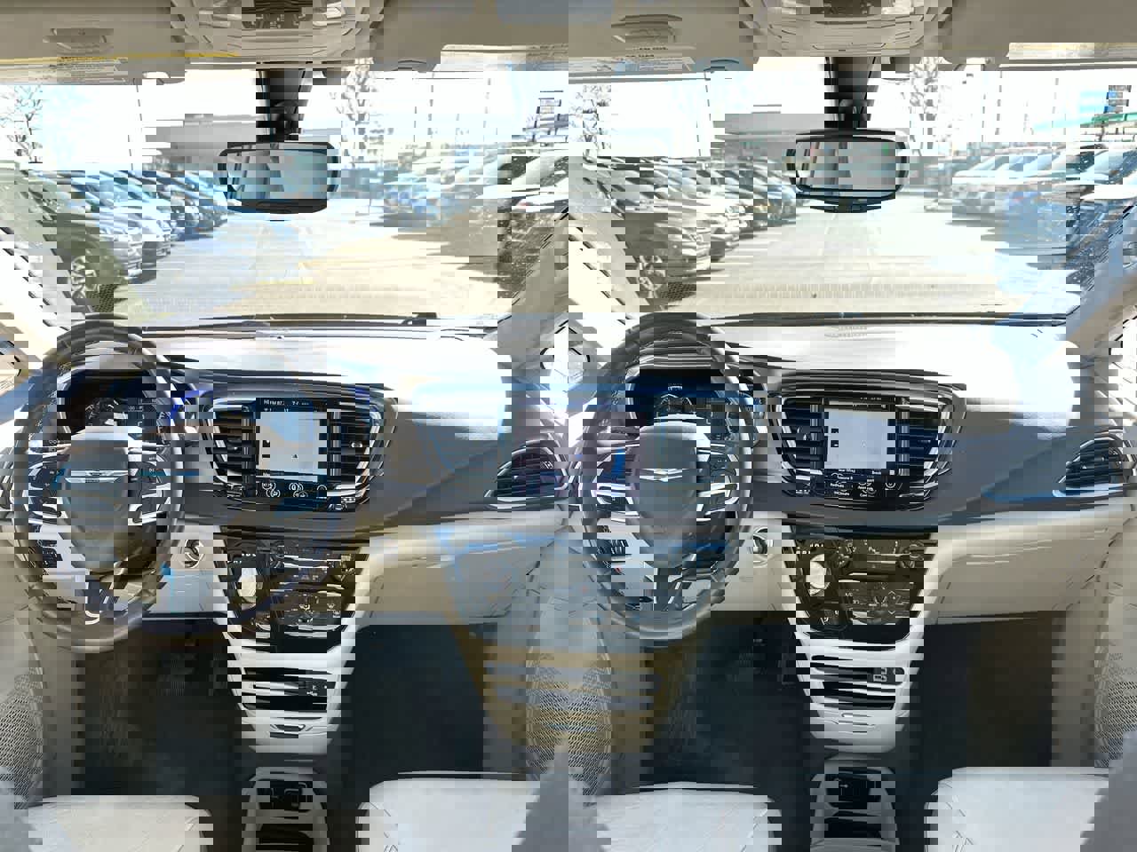 Used 2018 Chrysler Pacifica Touring-L image 20