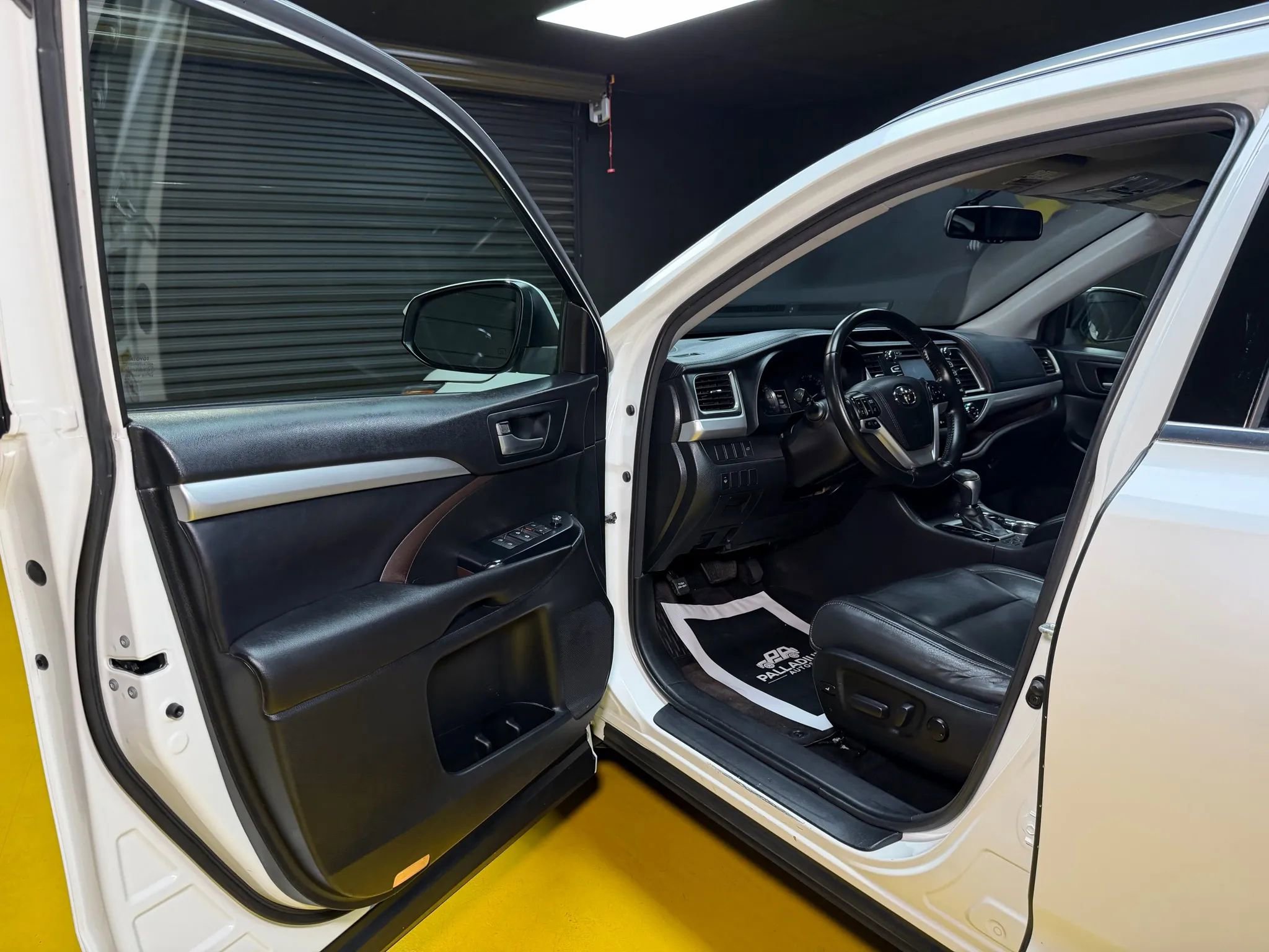 Used 2016 Toyota Highlander XLE w/ Preferred Accessory Package FWD image 33