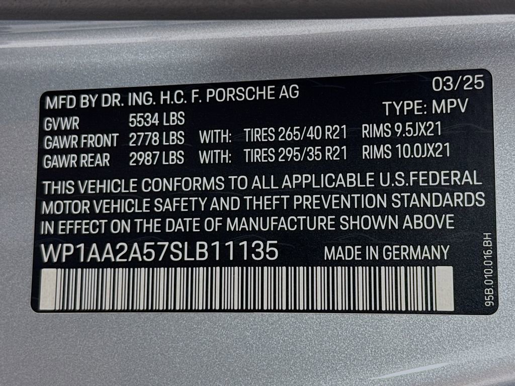 Certified 2025 Porsche Macan AWD/4WD image 36