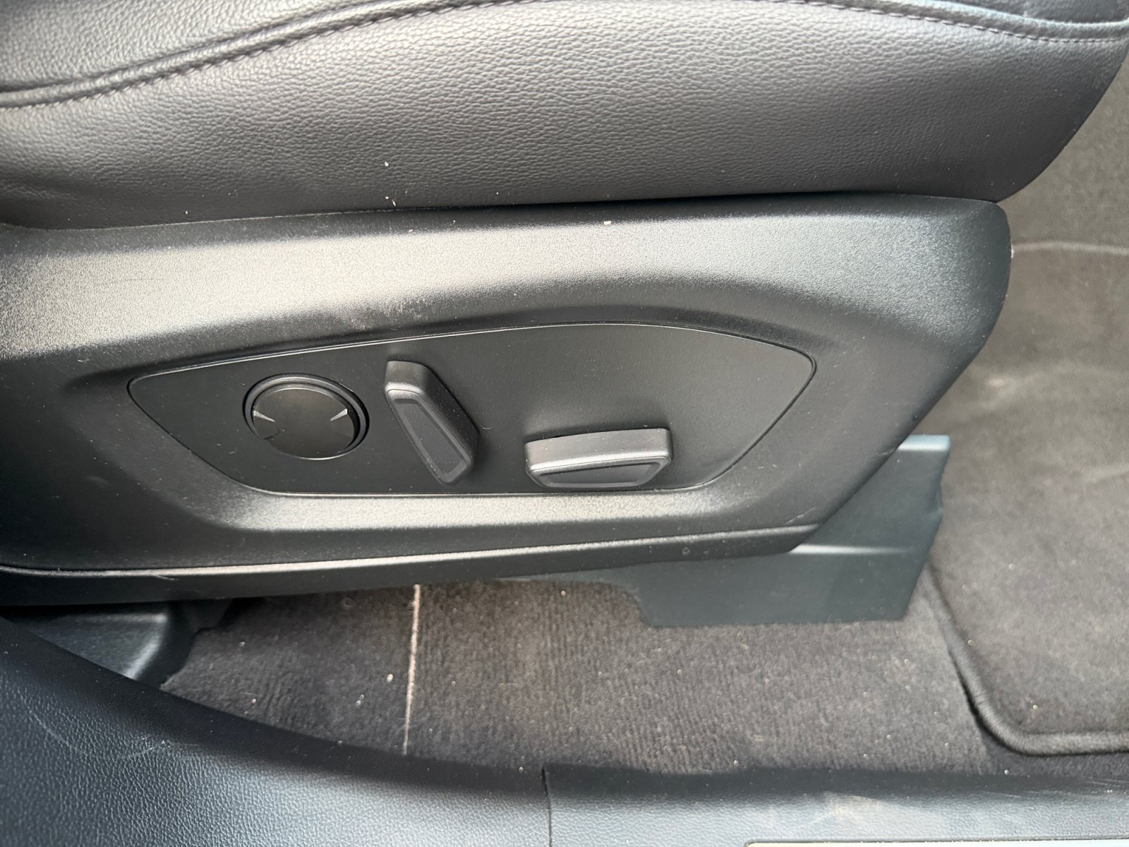Used 2023 Ford Explorer Limited AWD/4WD image 32