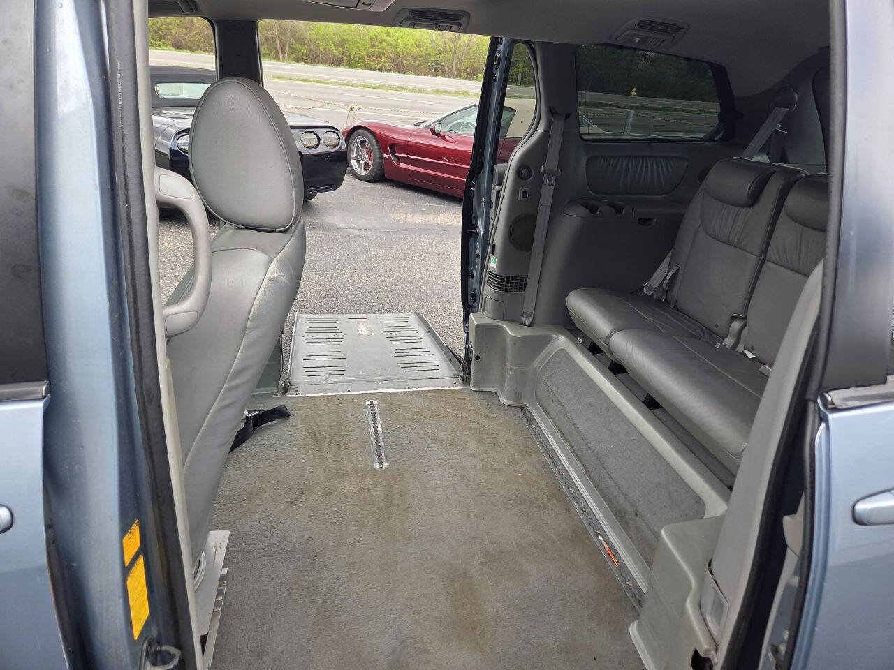 Used 2010 Toyota Sienna FWD image 12