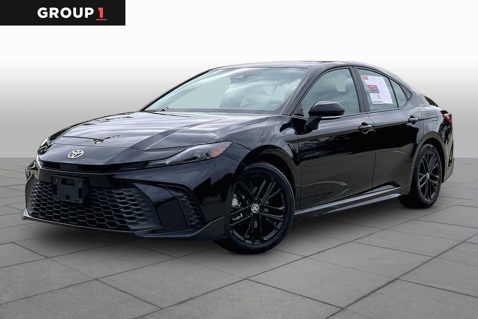 Used 2025 Toyota Camry SE FWD image 1