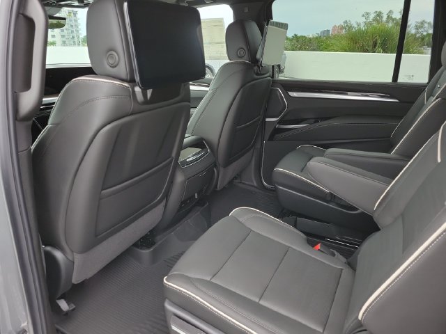 New 2026 Cadillac Escalade ESV Luxury w/ Touring Package AWD/4WD image 12