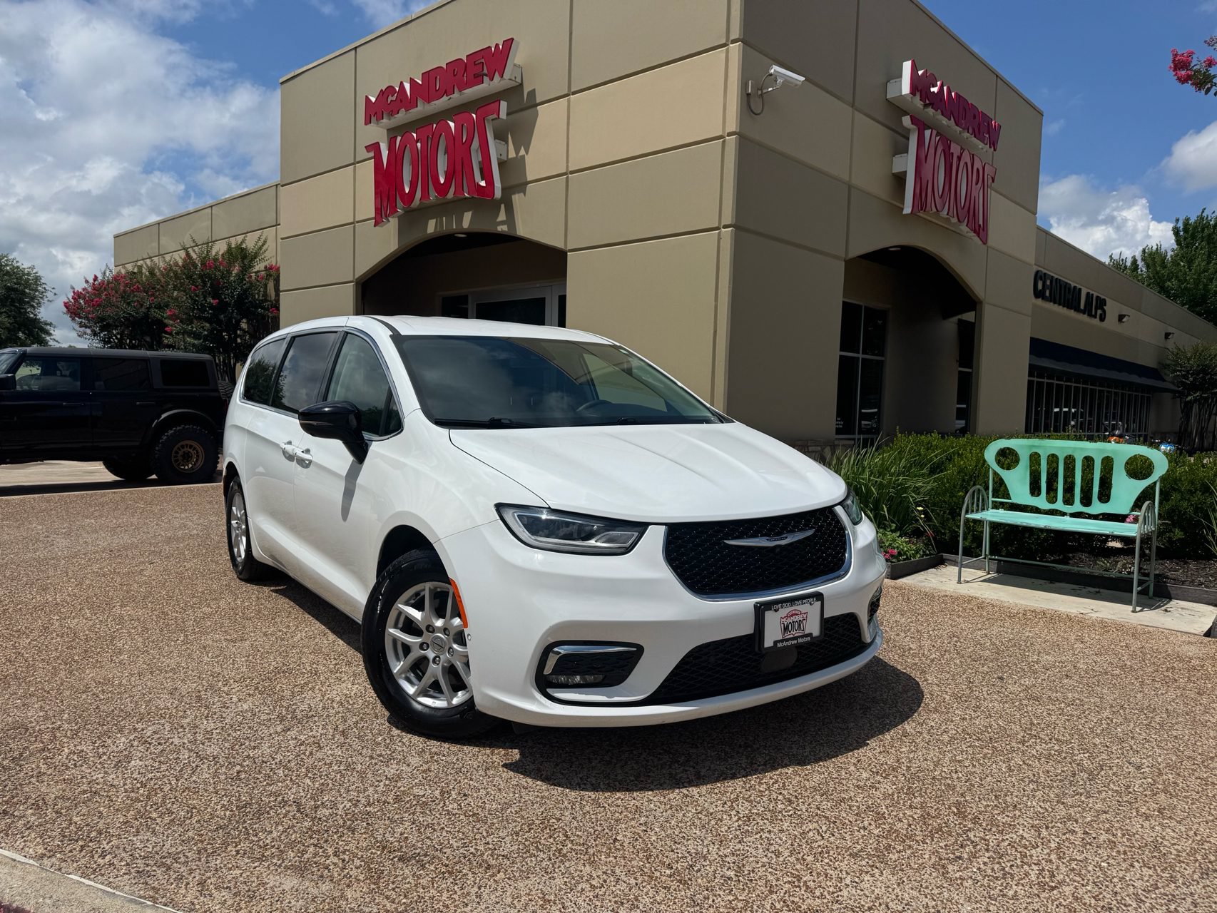 Used 2024 Chrysler Pacifica Touring-L FWD image 1