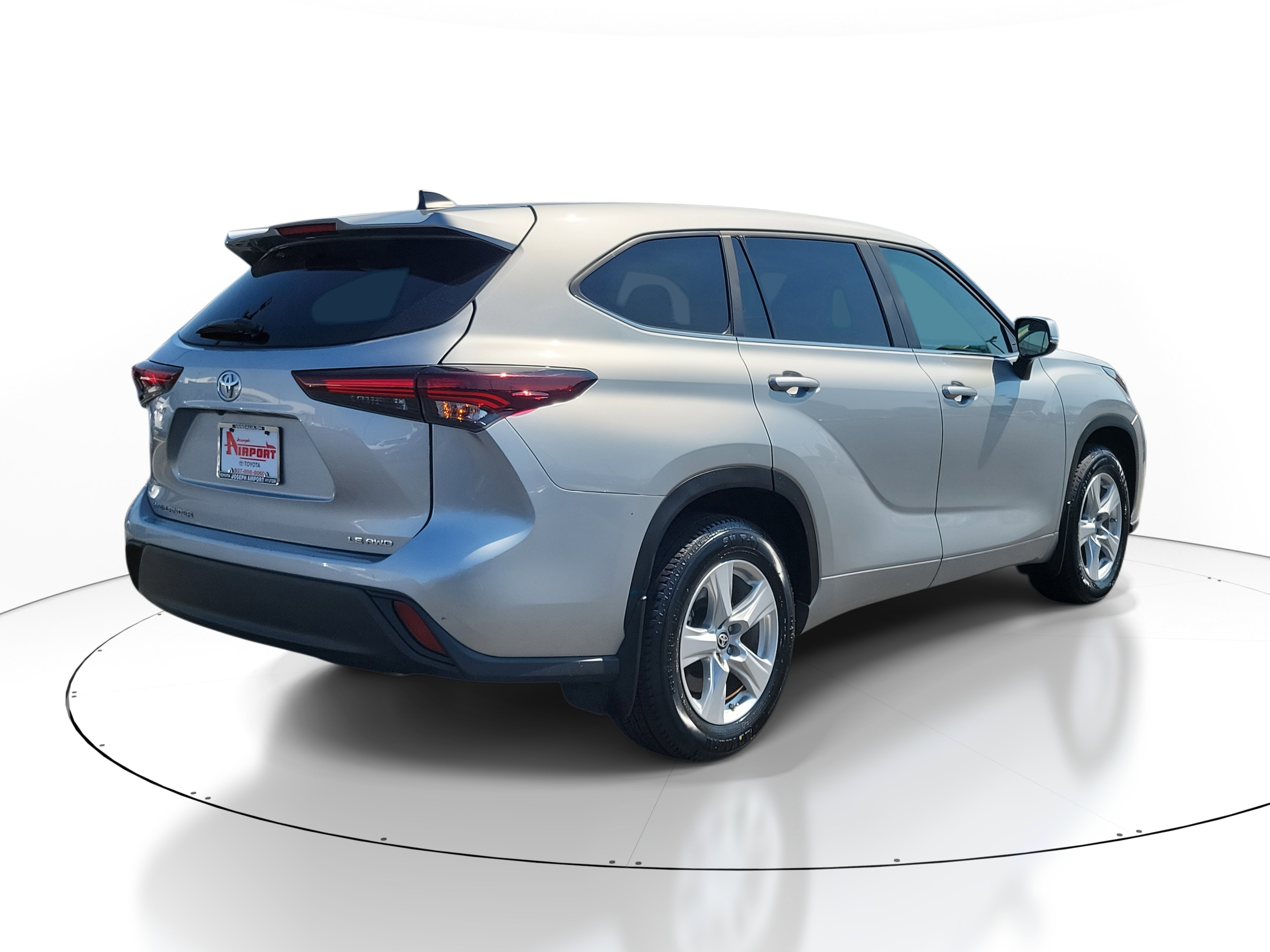 Used 2024 Toyota Highlander LE image 4