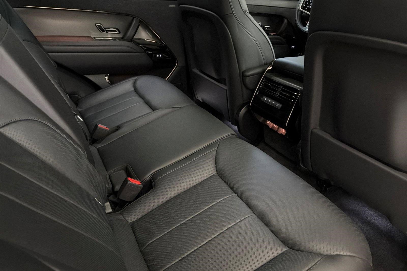Used 2025 Land Rover Range Rover Sport SE image 31