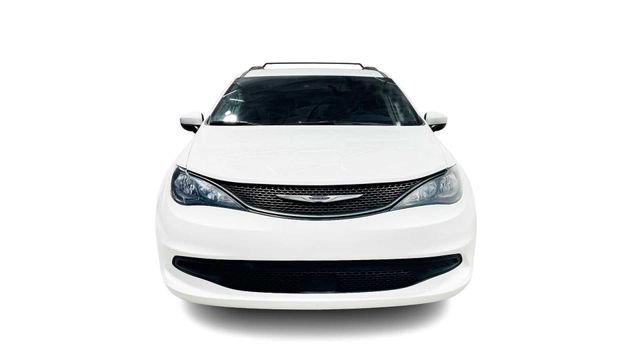 Used 2022 Chrysler Voyager LX image 3