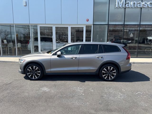 Used 2020 Volvo V60 T5 Cross Country image 2