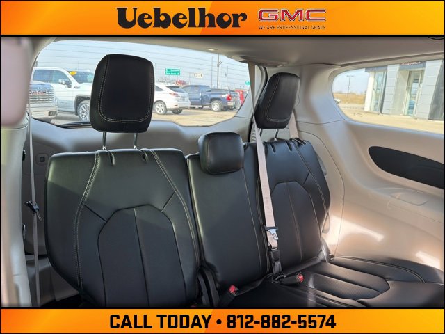 Used 2024 Chrysler Pacifica Touring-L image 8