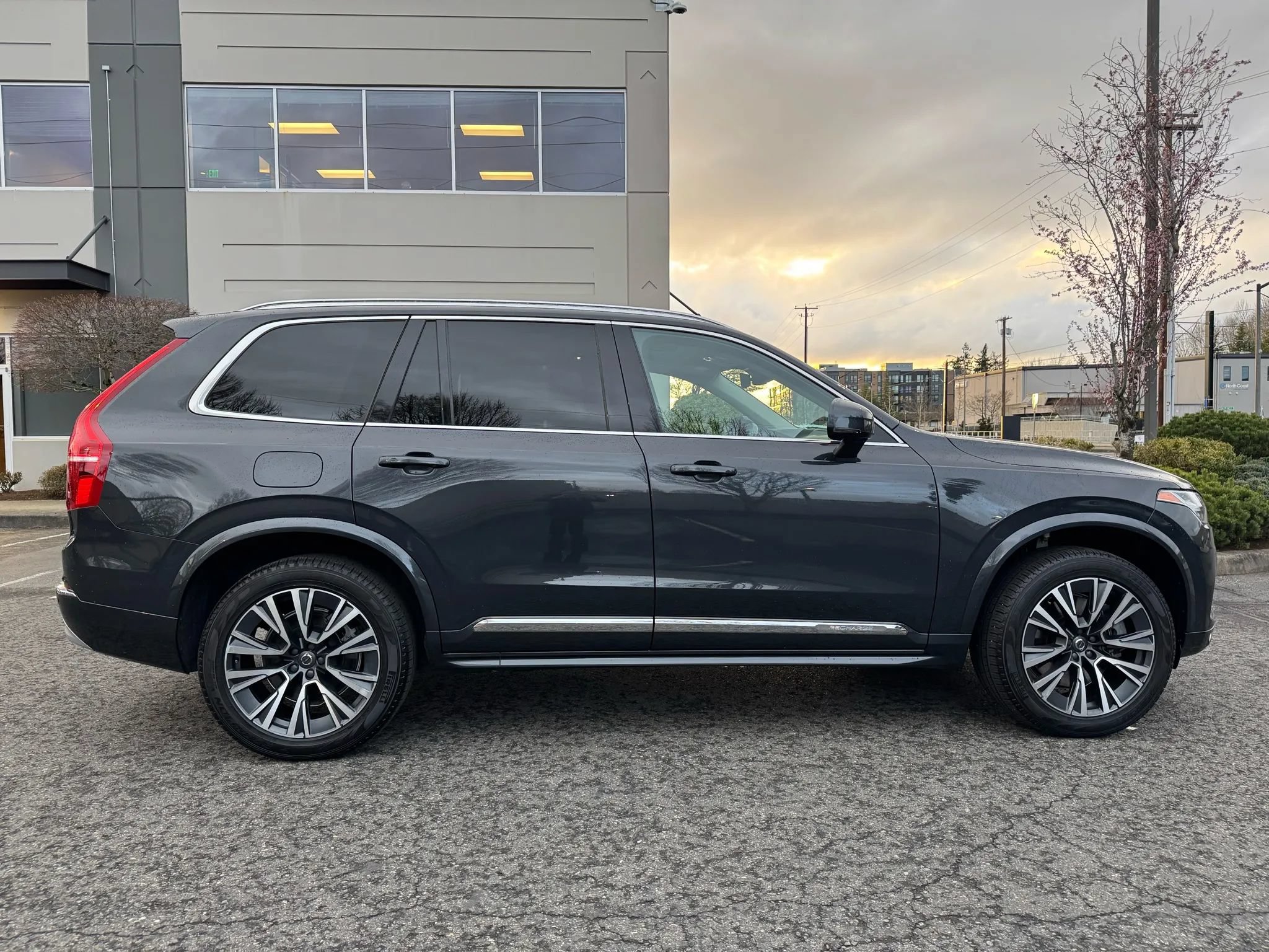 Used 2022 Volvo XC90 T8 Inscription Expression w/ Advanced Package AWD/4WD image 12