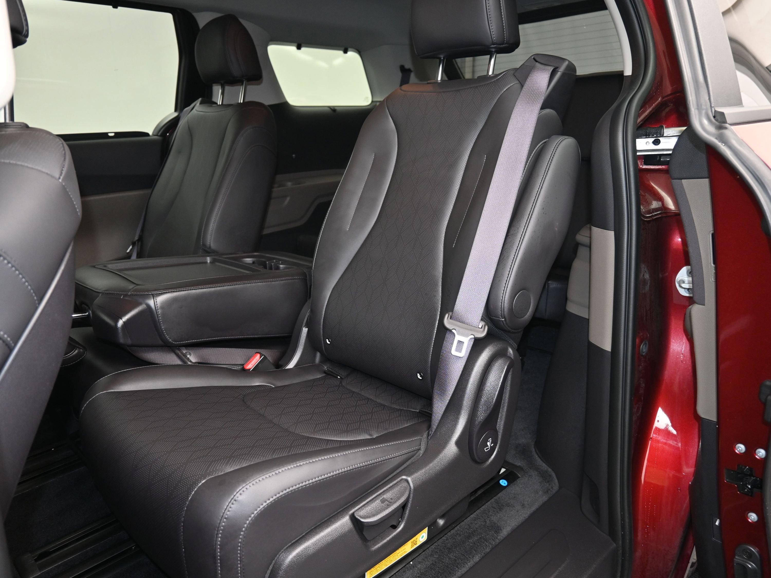 Used 2025 Kia Carnival EX image 23