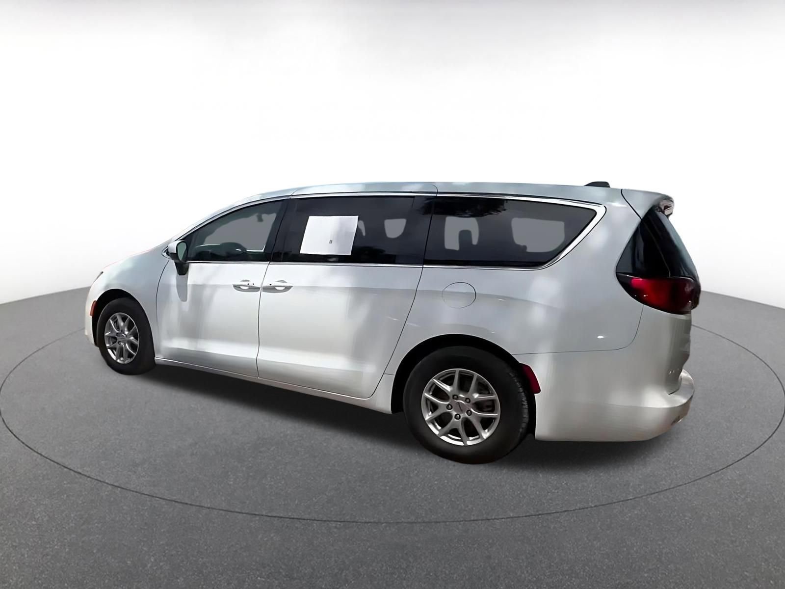 Used 2023 Chrysler Voyager LX FWD image 10