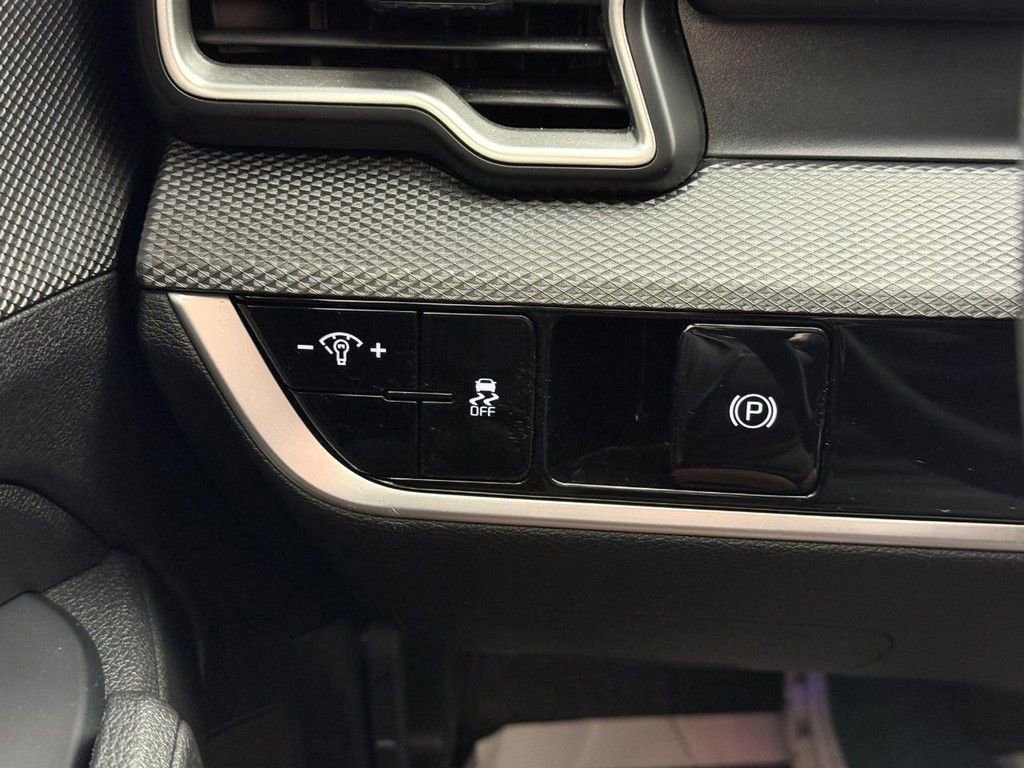 Used 2025 Kia Sportage LX image 21