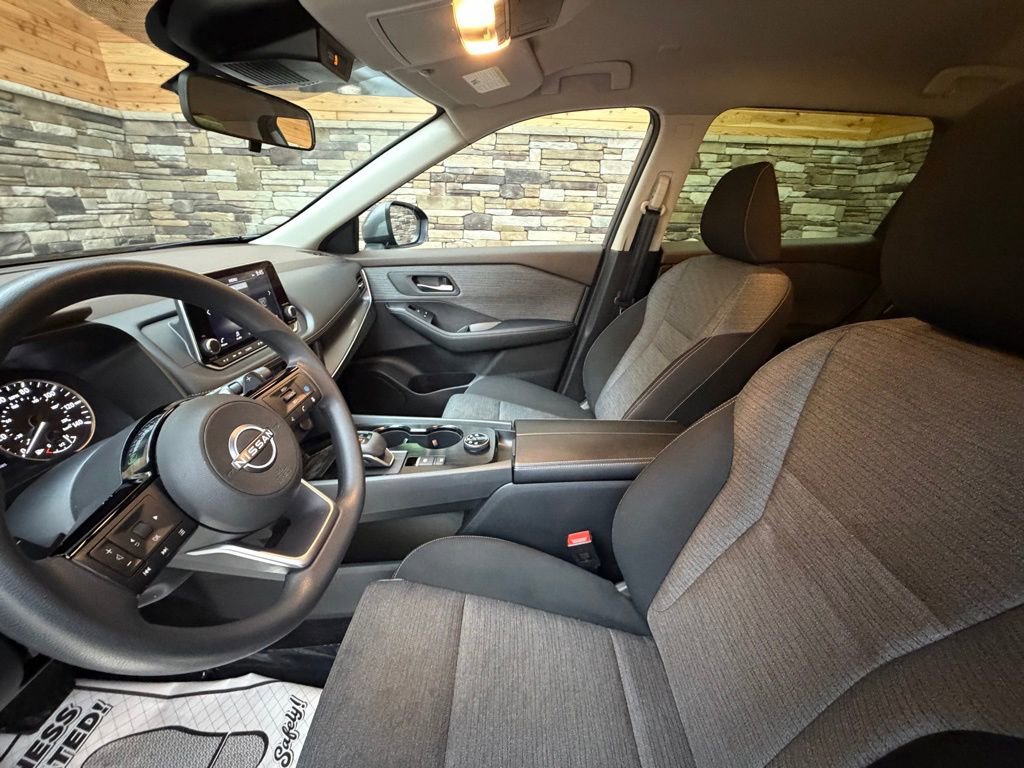 Used 2023 Nissan Rogue SV image 11