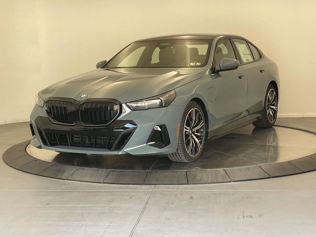 New 2026 BMW 550e xDrive AWD/4WD image 1
