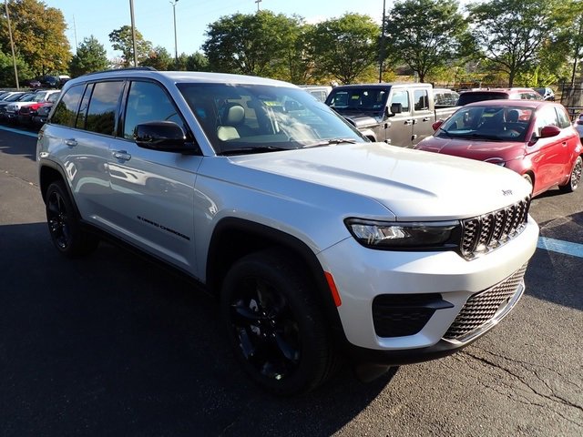 New 2025 Jeep Grand Cherokee Altitude image 7
