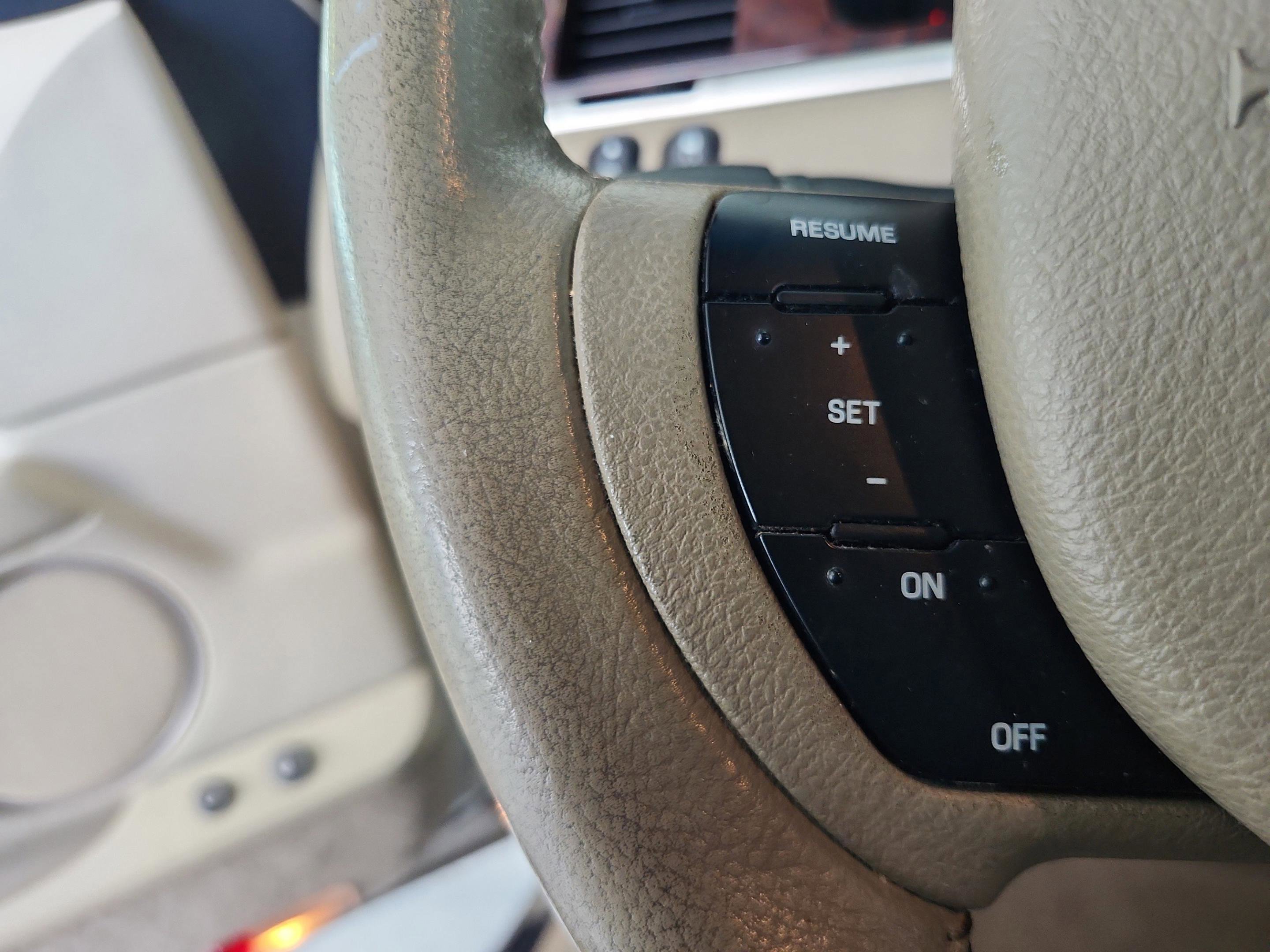 Used 2009 Lincoln Town Car Signature Limited RWD image 13