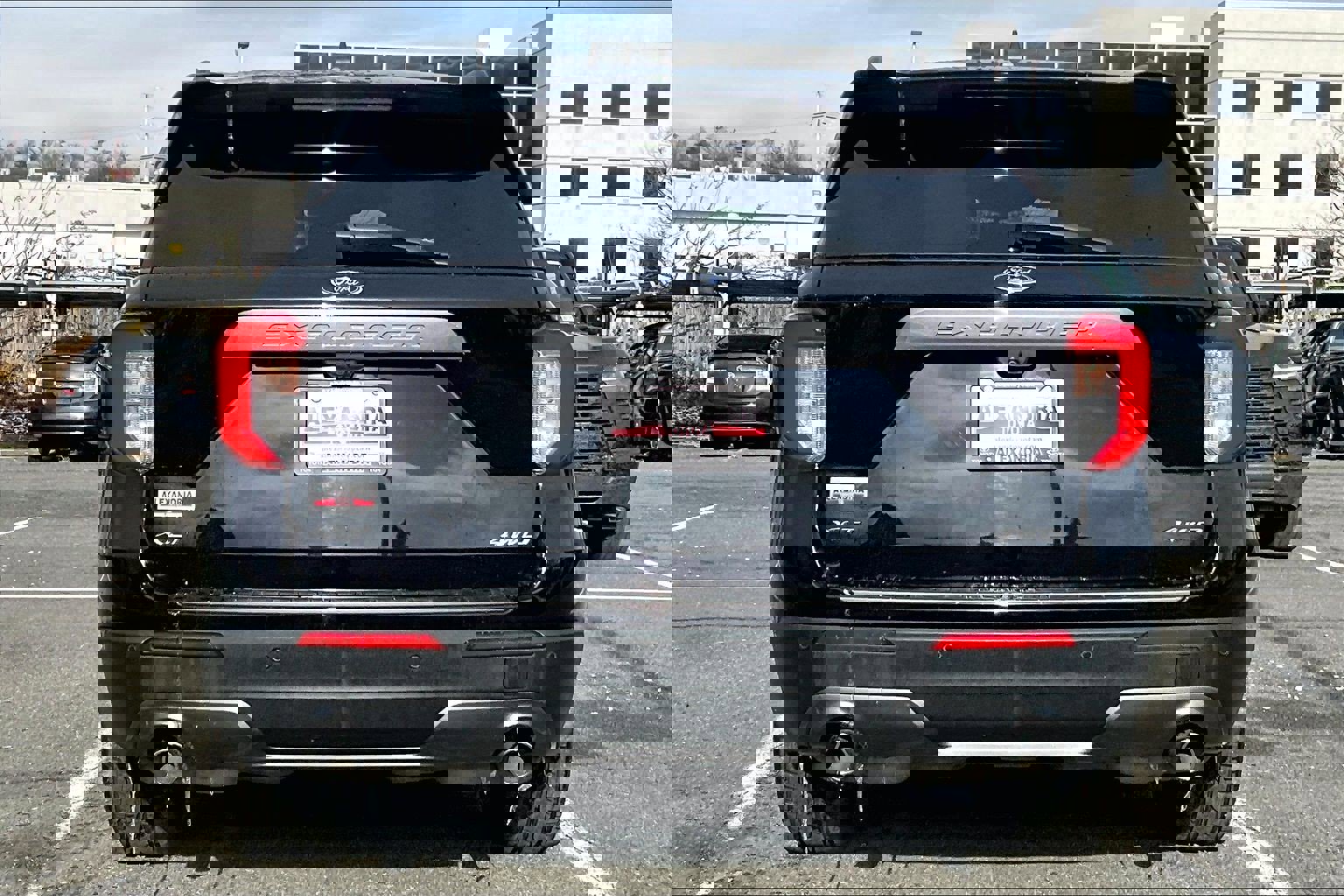 Used 2022 Ford Explorer XLT w/ Equipment Group 202A image 4