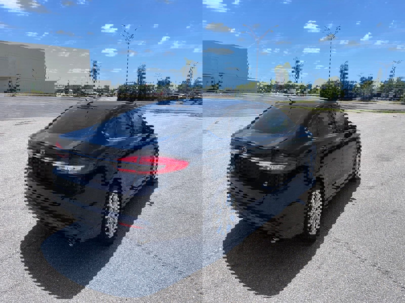 Used 2017 Ford Fusion SE w/ Fusion SE Technology Package image 9