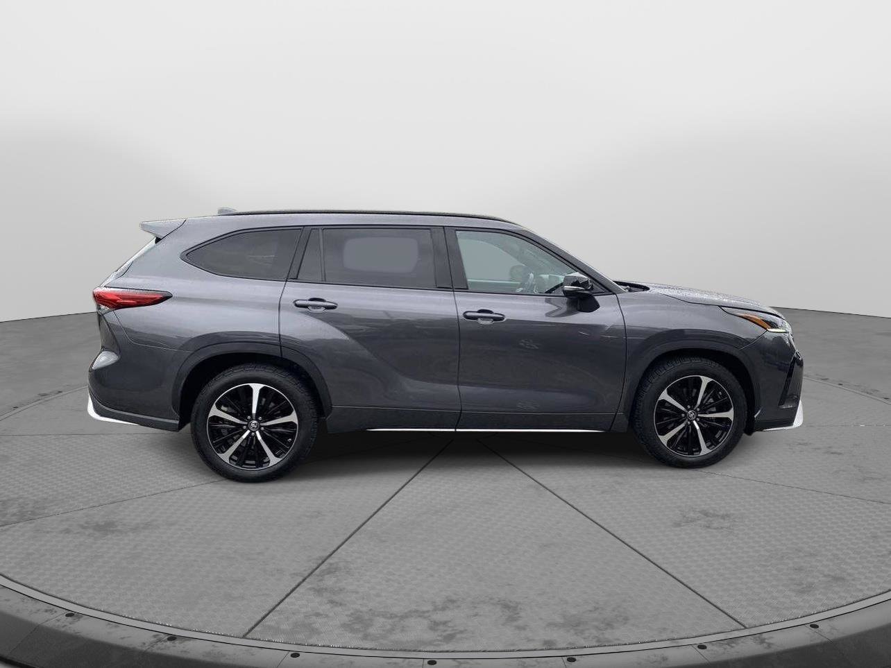 Used 2022 Toyota Highlander XSE AWD/4WD image 2