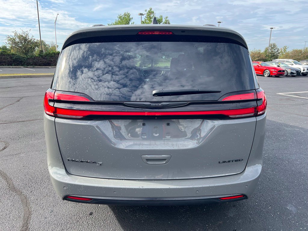 Used 2025 Chrysler Pacifica Limited FWD image 4