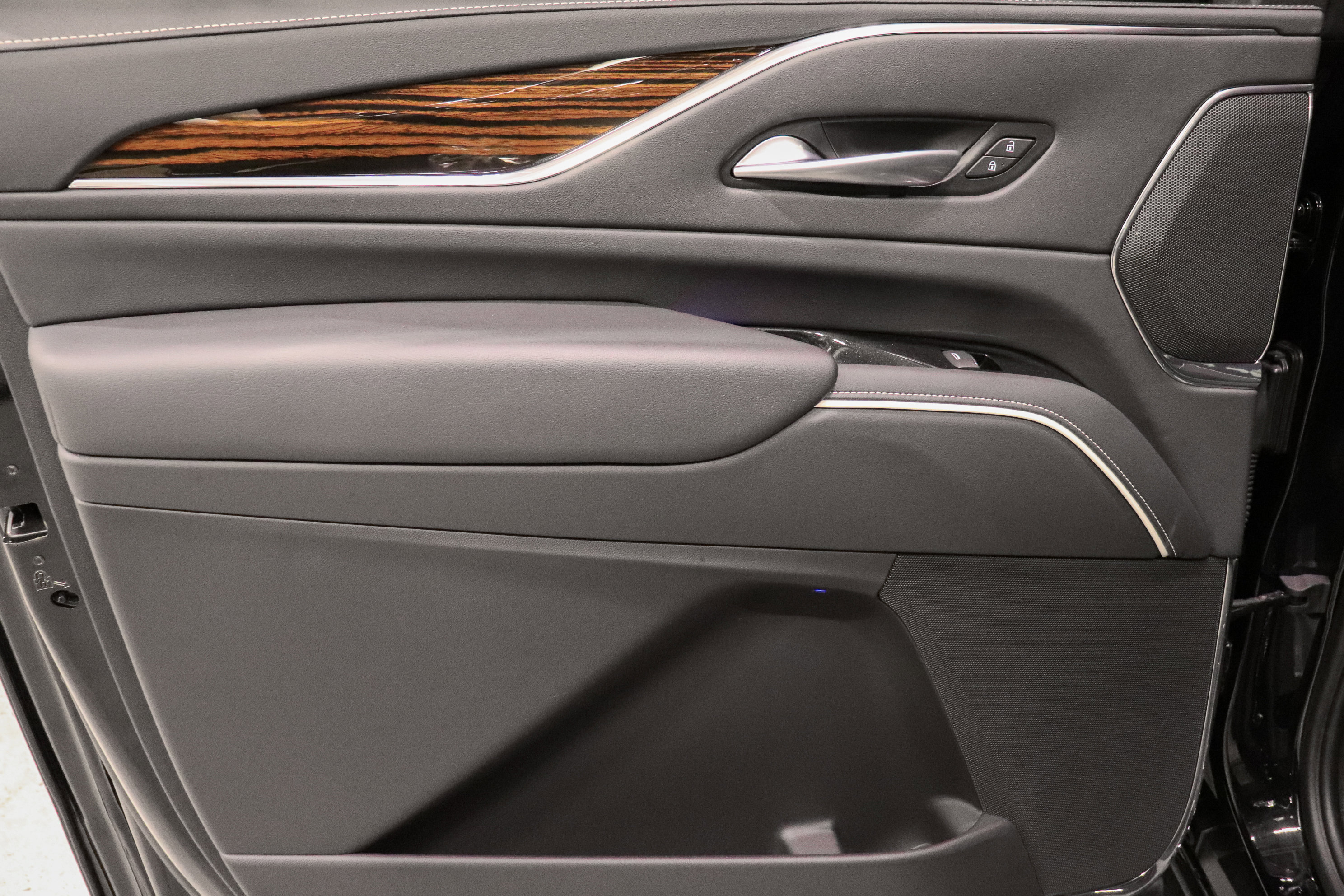 Used 2023 Cadillac Escalade ESV Premium Luxury image 18