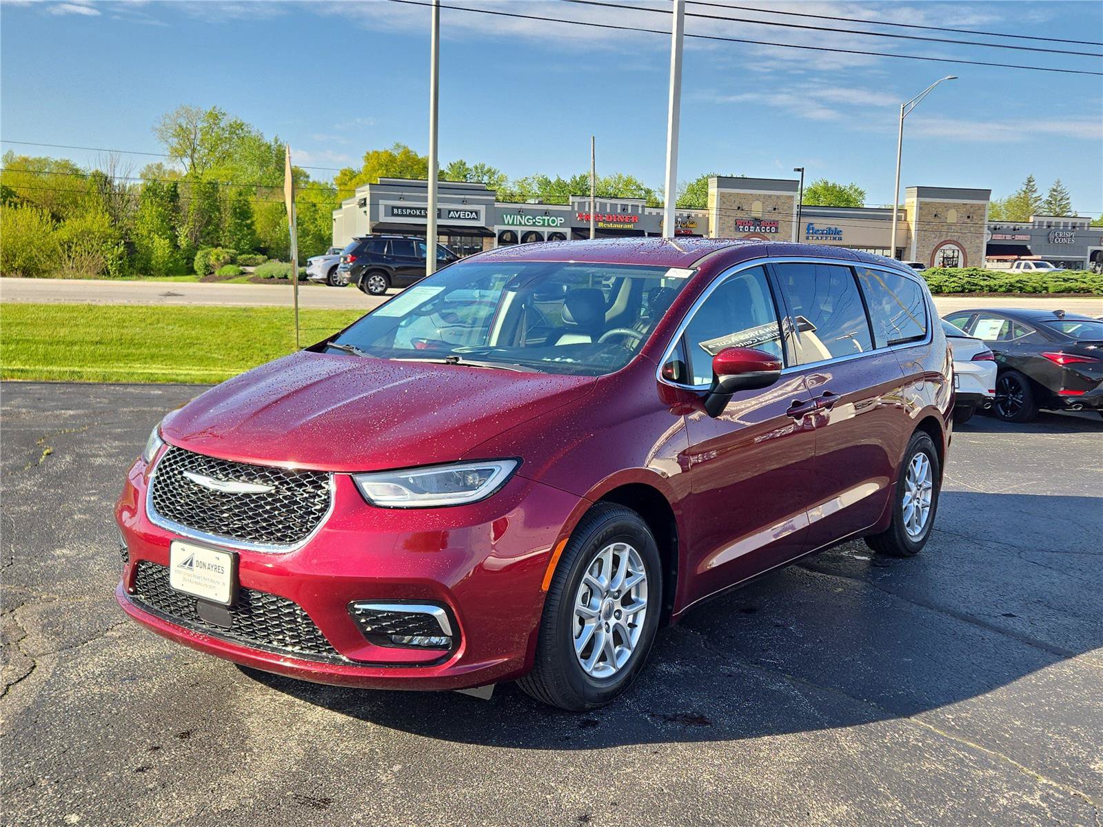 Used 2023 Chrysler Pacifica Touring-L FWD image 2