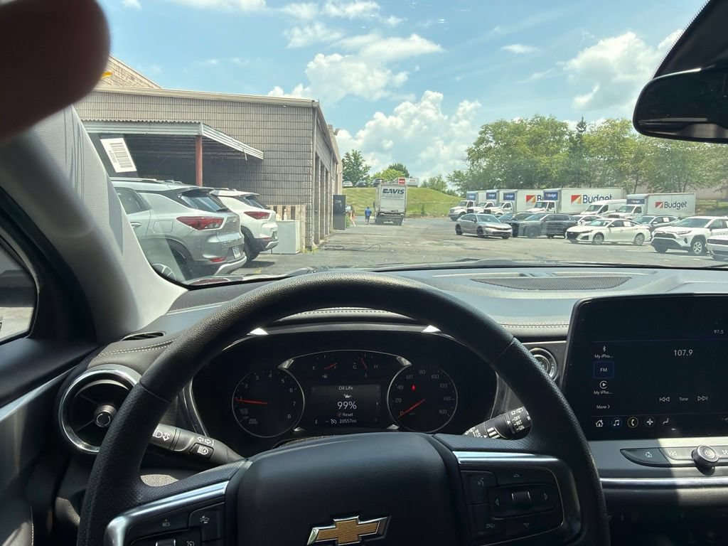 Used 2025 Chevrolet Blazer LT FWD image 3