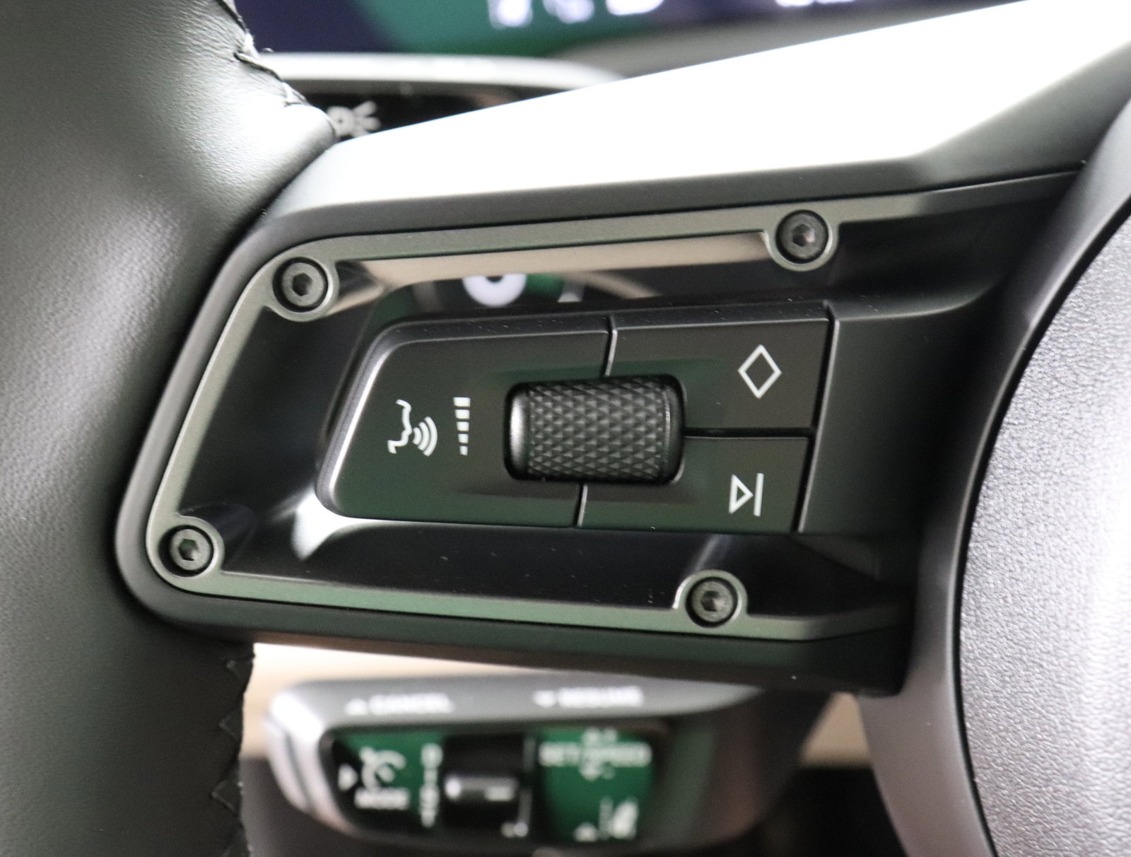 Used 2025 Porsche Taycan image 36