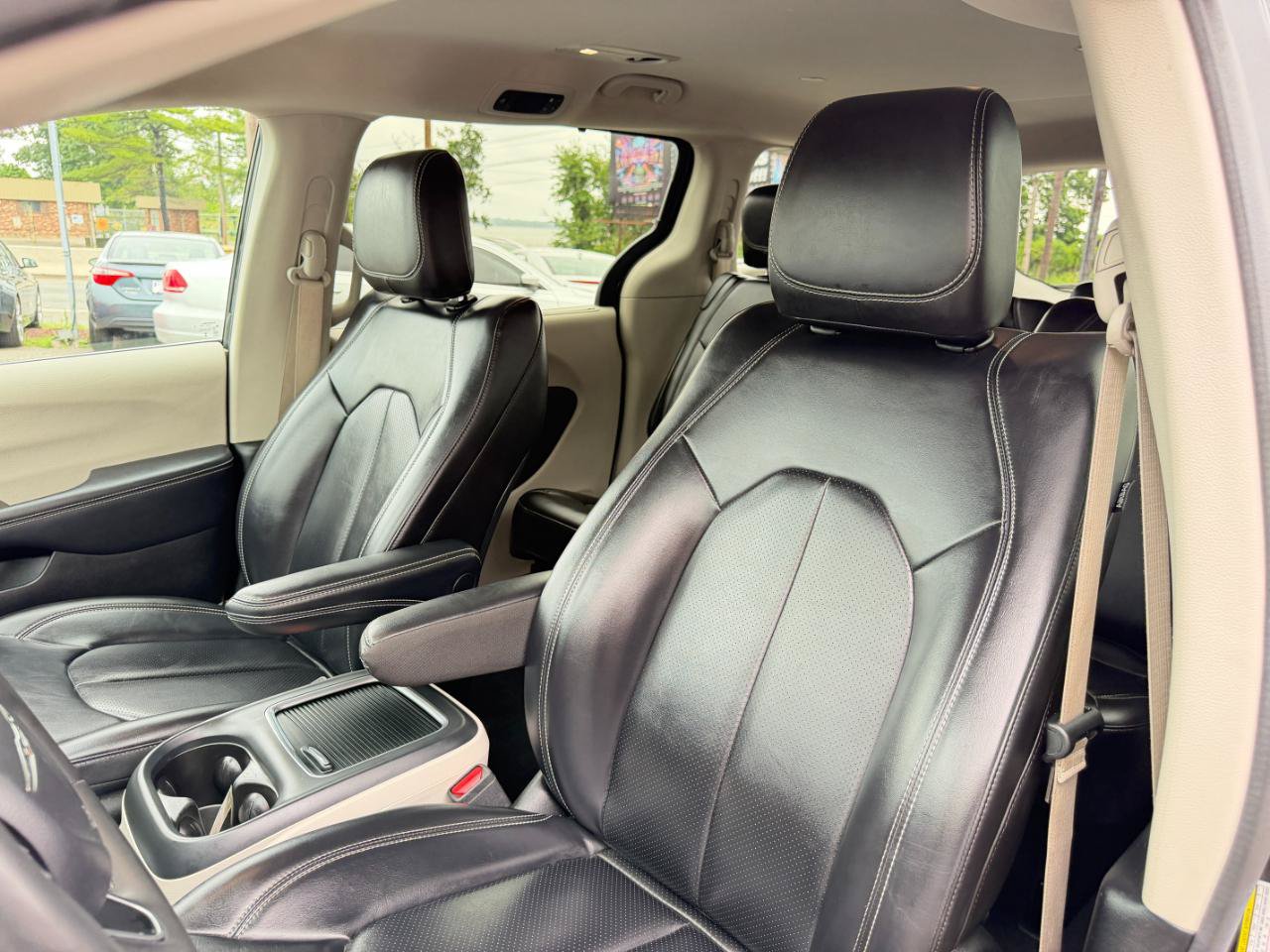 Used 2023 Chrysler Pacifica Touring-L FWD image 13