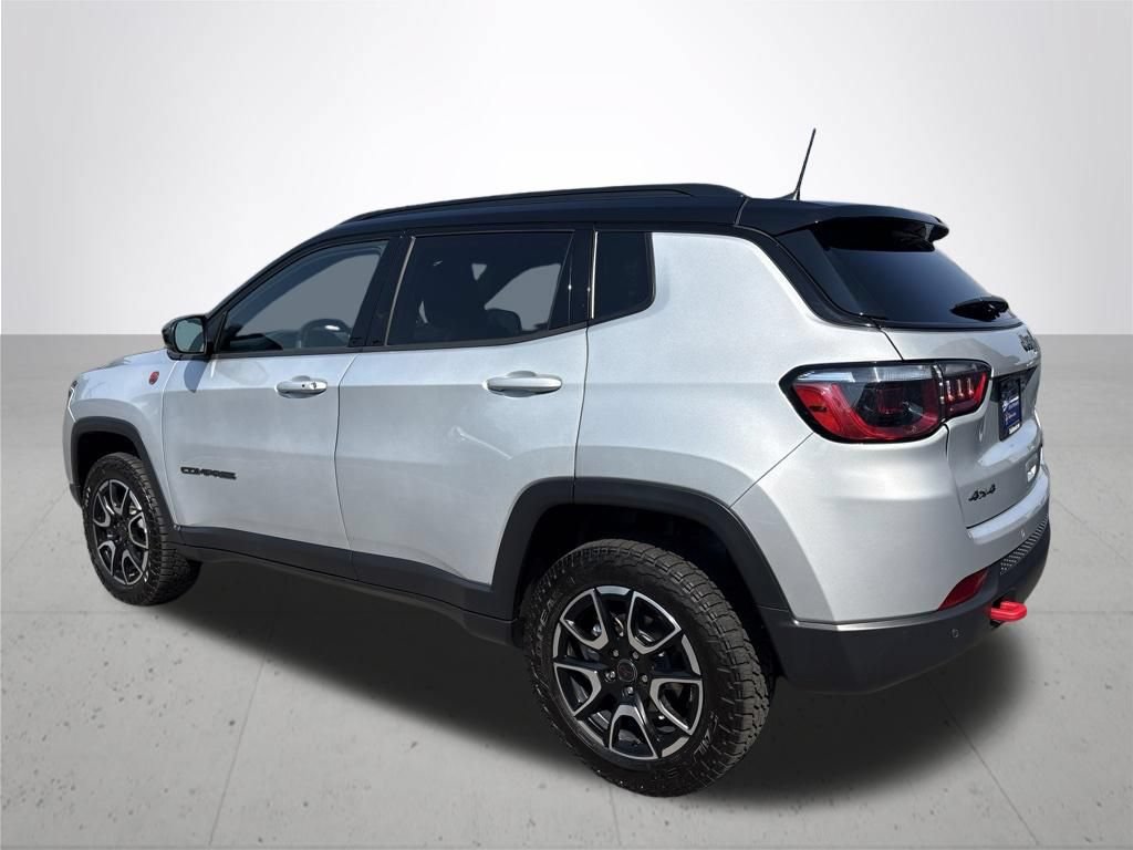 Used 2025 Jeep Compass Trailhawk AWD/4WD image 9