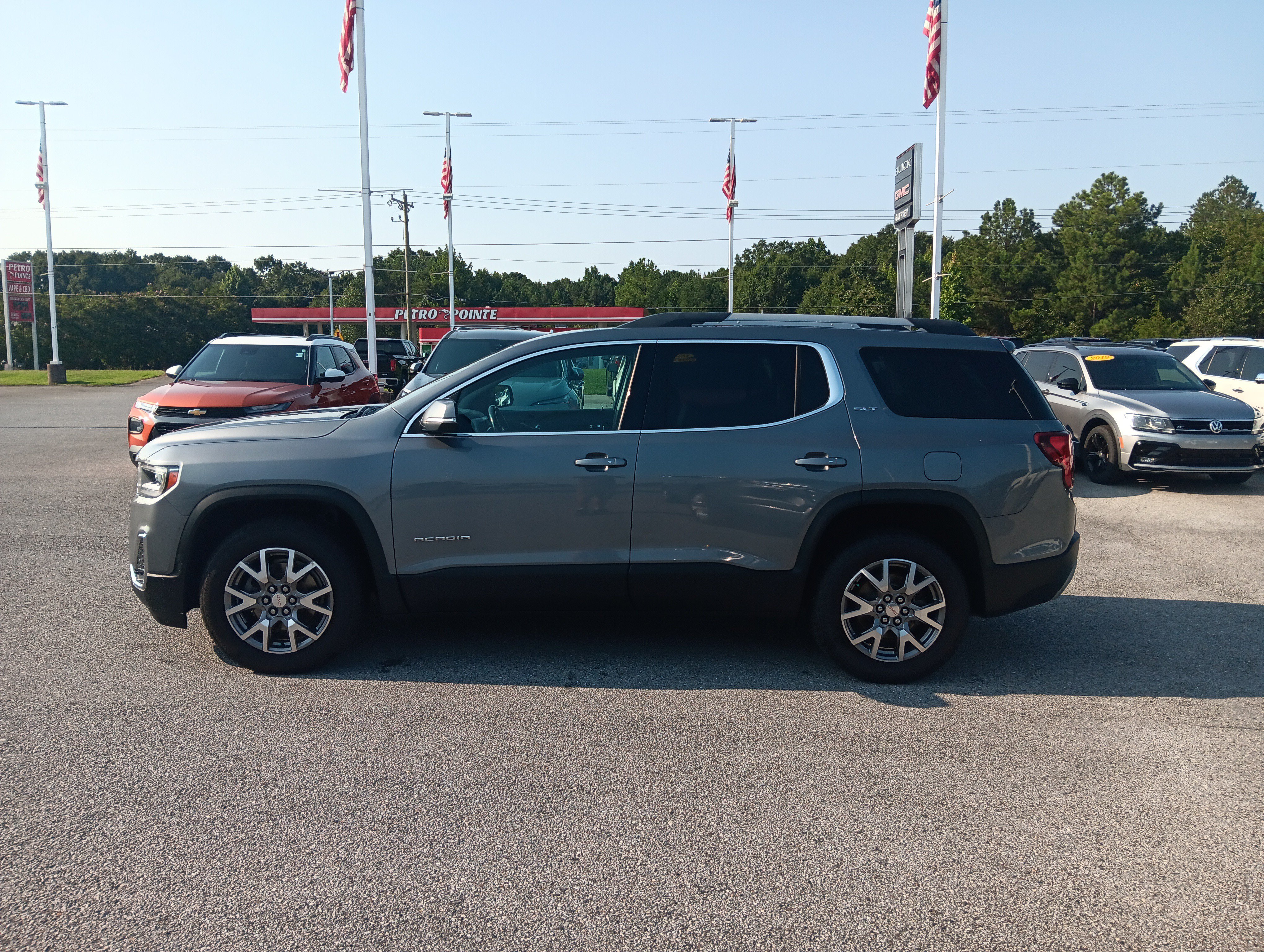 Used 2020 GMC Acadia SLT w/ Trailering Package FWD image 3