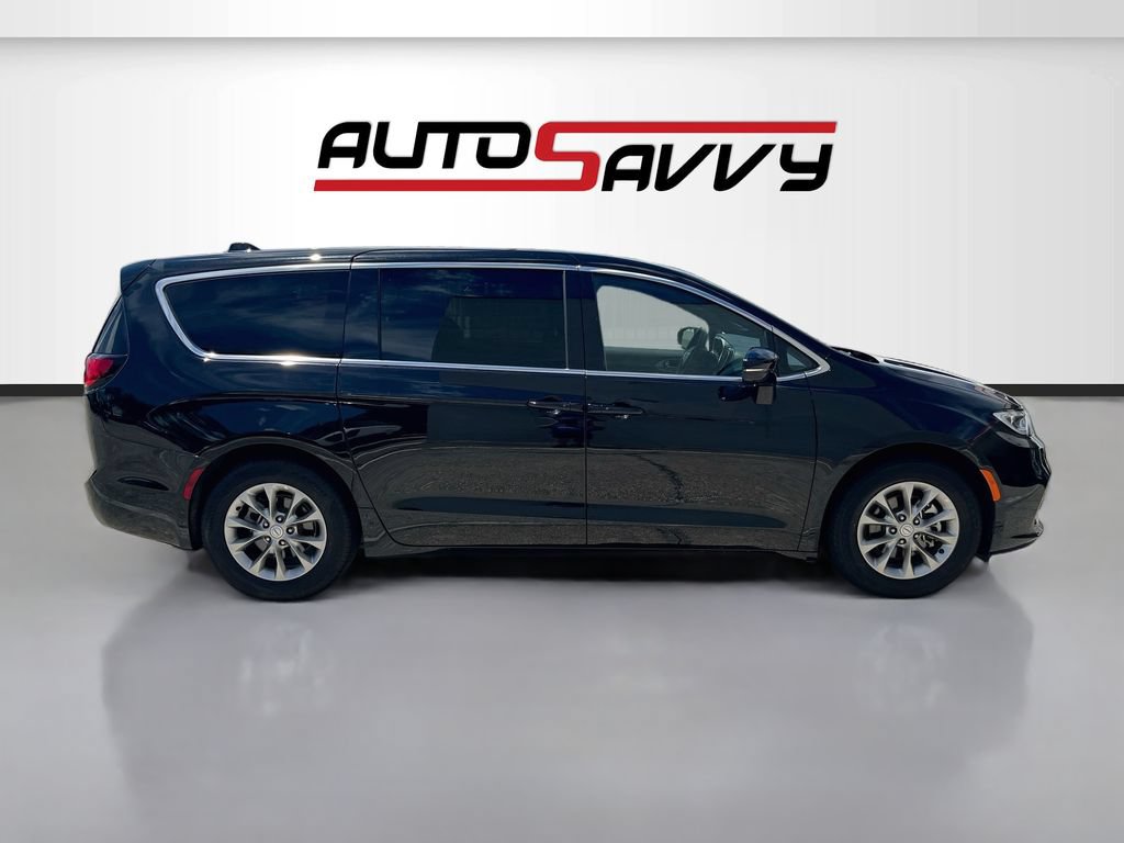 Used 2026 Chrysler Pacifica Limited FWD image 8