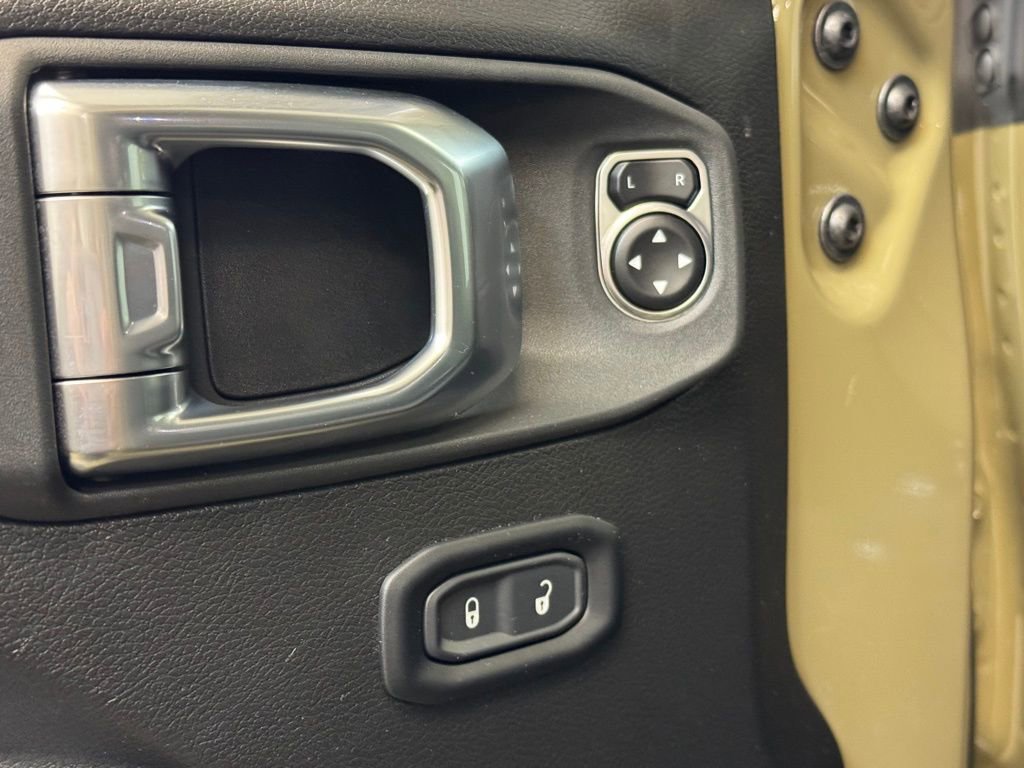 Used 2025 Jeep Wrangler Unlimited Rubicon w/ Convenience Group image 9