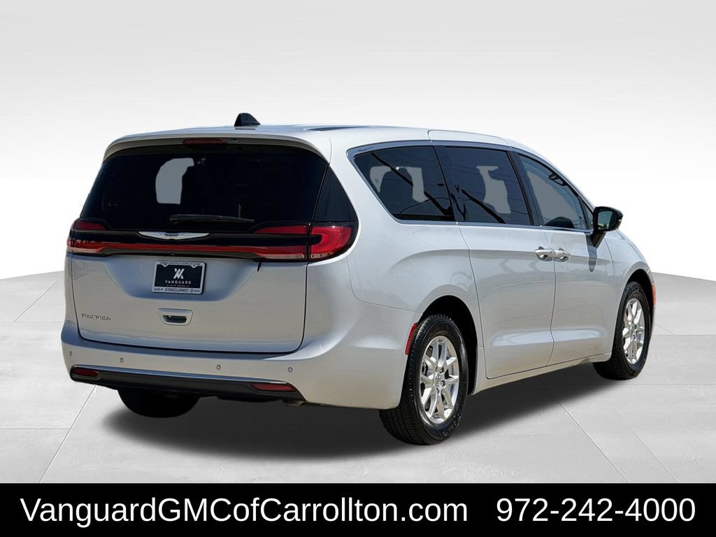 Used 2024 Chrysler Pacifica Touring-L FWD image 9