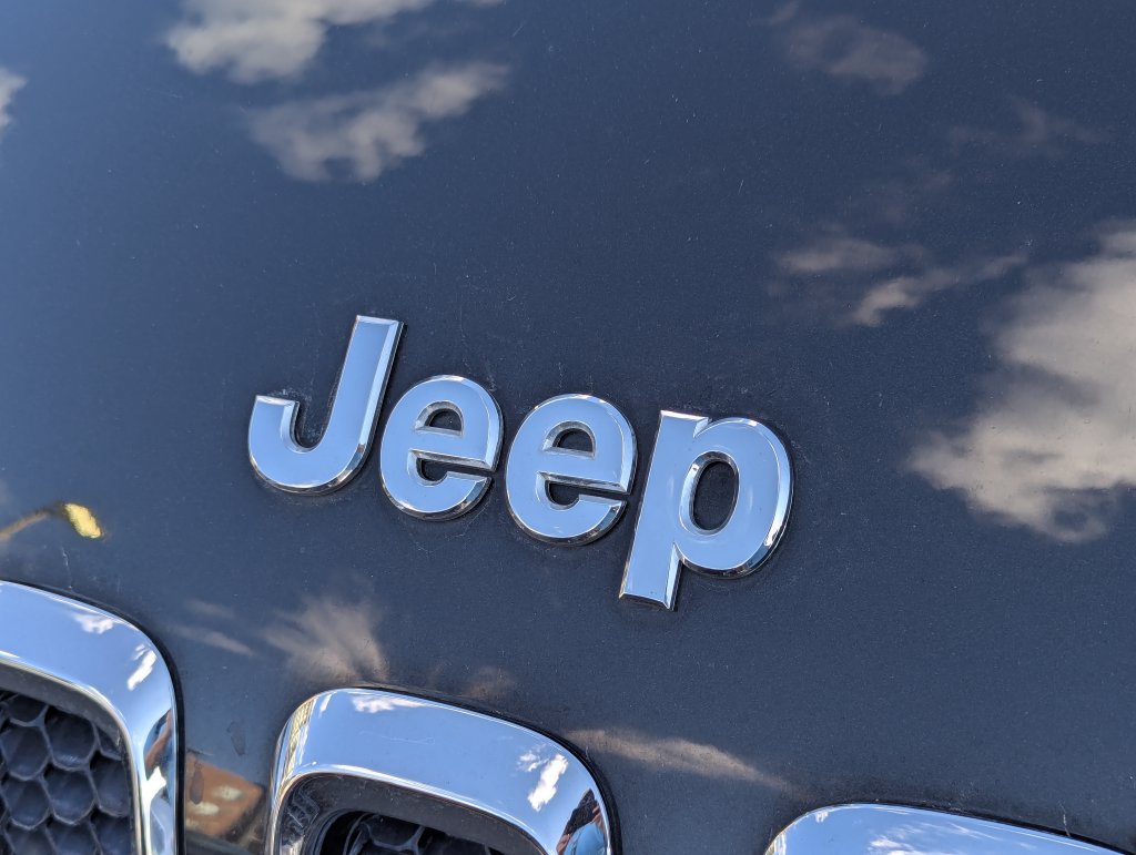 Used 2016 Jeep Cherokee Latitude w/ Comfort/Convenience Group FWD image 9