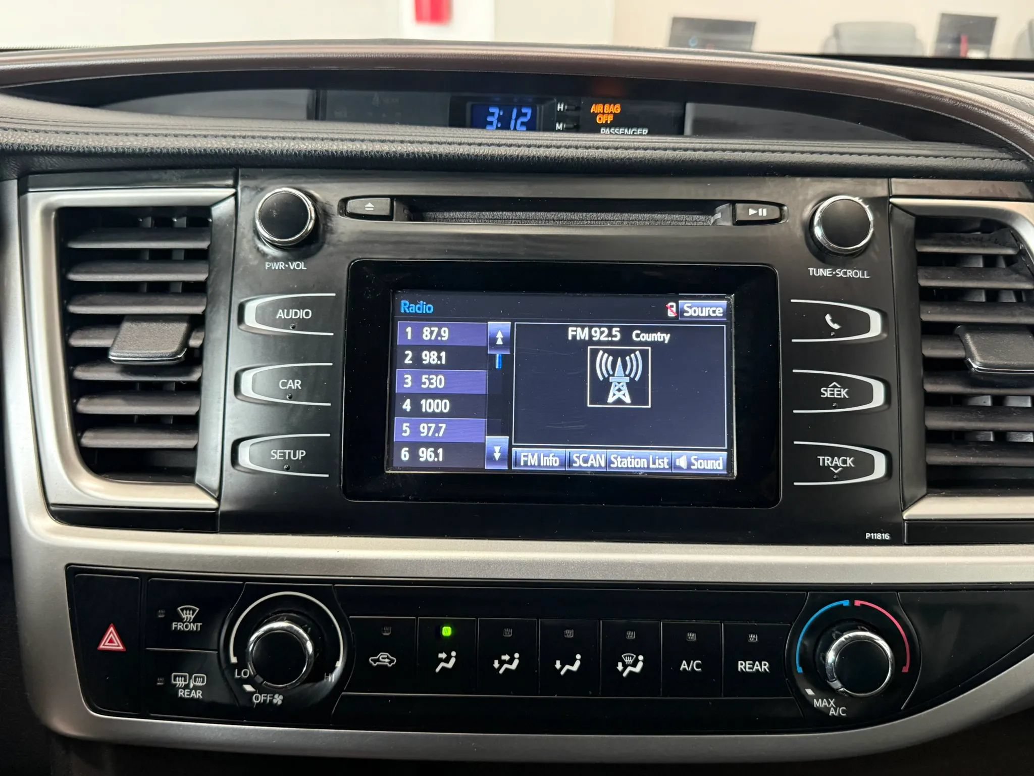 Used 2019 Toyota Highlander LE AWD/4WD image 15