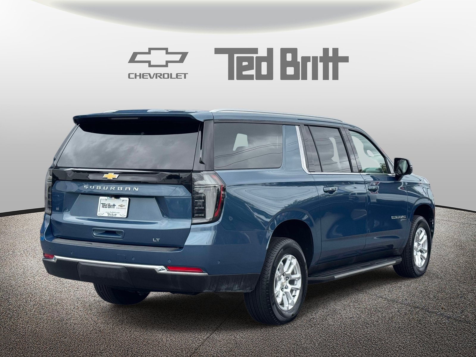 Used 2026 Chevrolet Suburban LT w/ Comfort Package AWD/4WD image 4