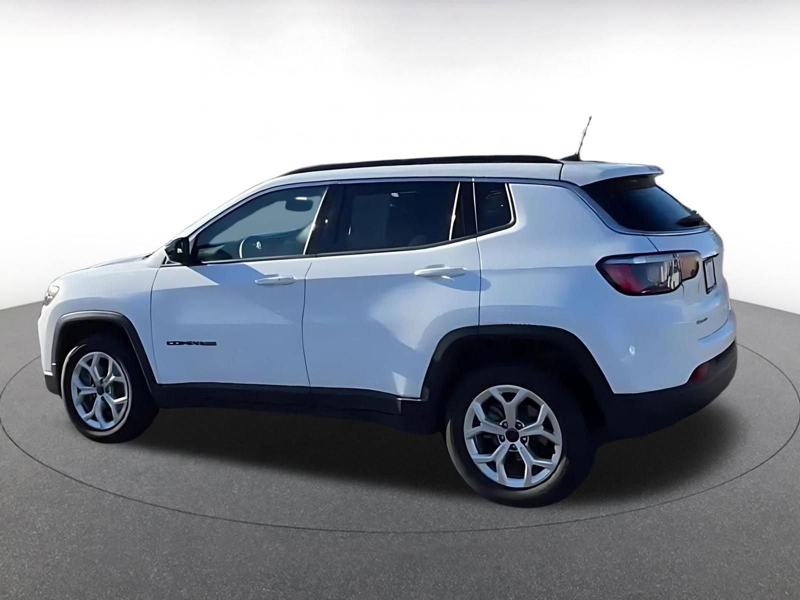 Used 2025 Jeep Compass Latitude AWD/4WD image 10