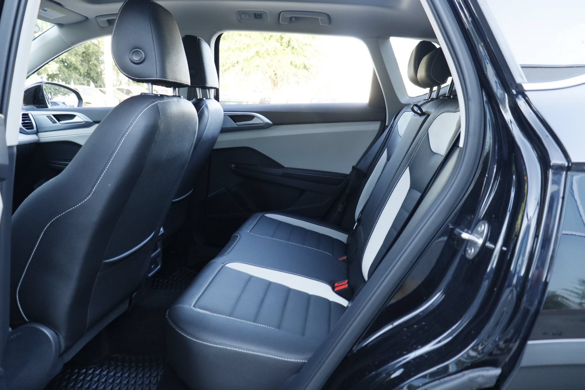 Certified 2025 Volkswagen Taos SEL AWD/4WD image 27