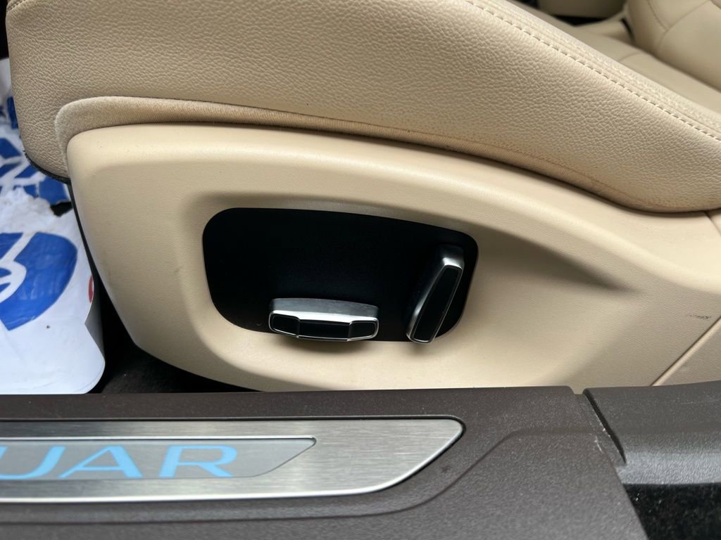 Used 2019 Jaguar XF Premium image 11