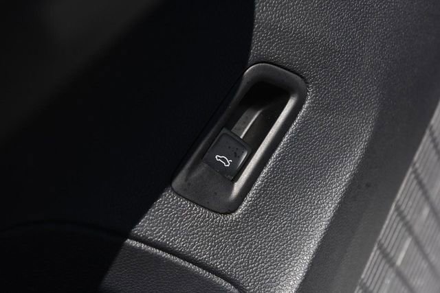 Used 2025 Volkswagen Atlas Cross Sport SE FWD image 9