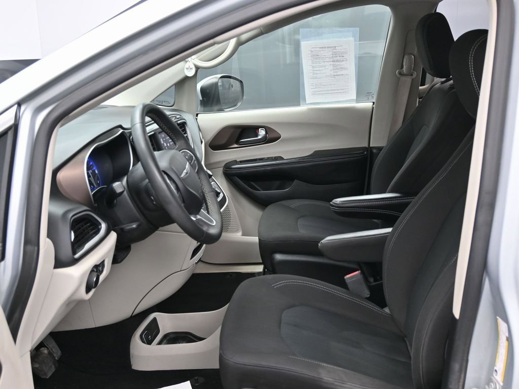 Used 2023 Chrysler Voyager LX image 17
