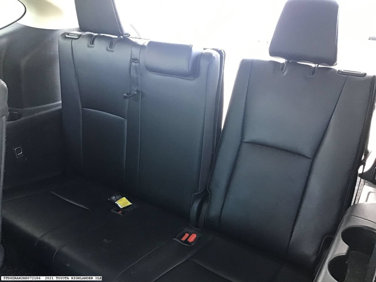 Used 2021 Toyota Highlander XLE FWD image 10