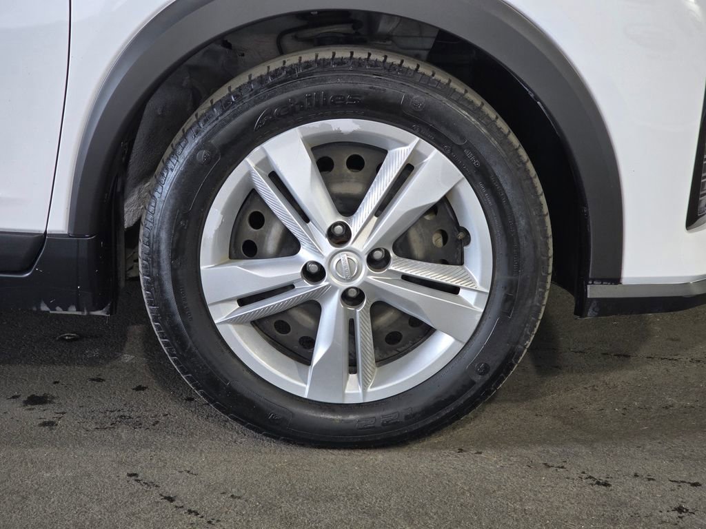 Used 2021 Nissan Kicks S image 4