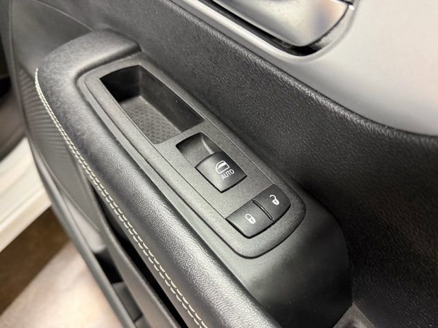 Used 2025 Chrysler Pacifica Limited image 31