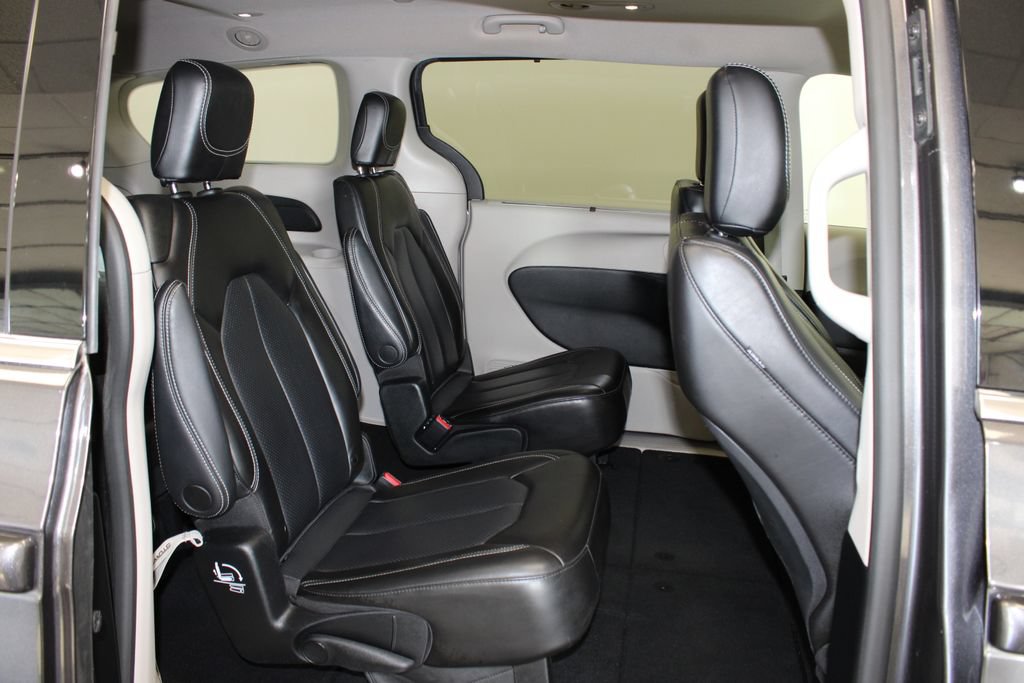 Used 2023 Chrysler Pacifica Touring-L FWD image 10