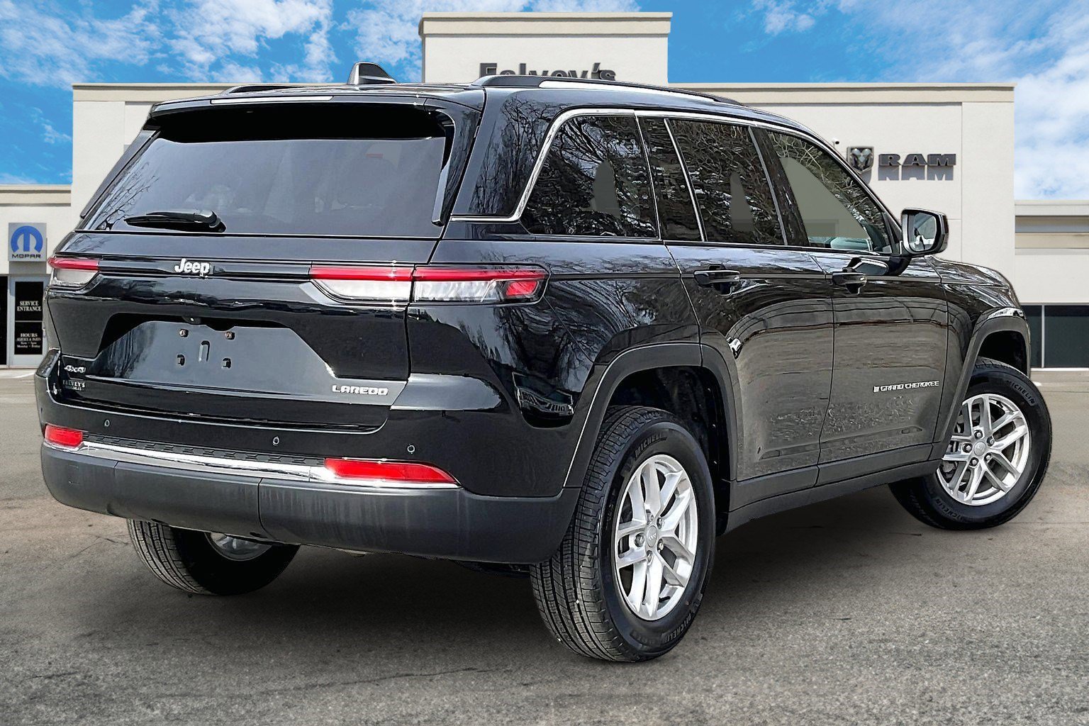 Certified 2023 Jeep Grand Cherokee Laredo image 2