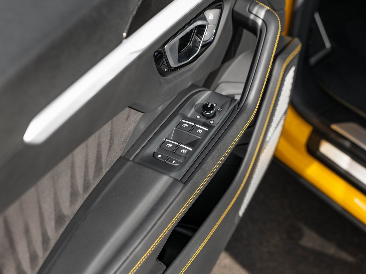 Used 2019 Lamborghini Urus image 16